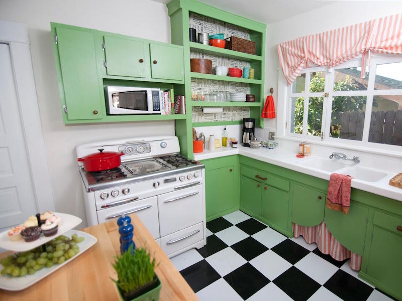 carrelage cuisine vintage- sol-damier-armoires-peintes-vert-cuisine-enfant