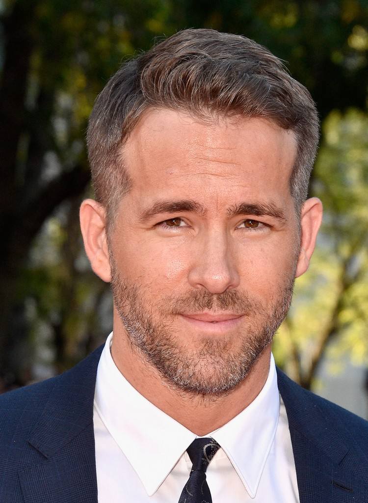 coiffure homme tendance -cheveux-courts-gris-barbe-trois-jours-ryan-reynolds