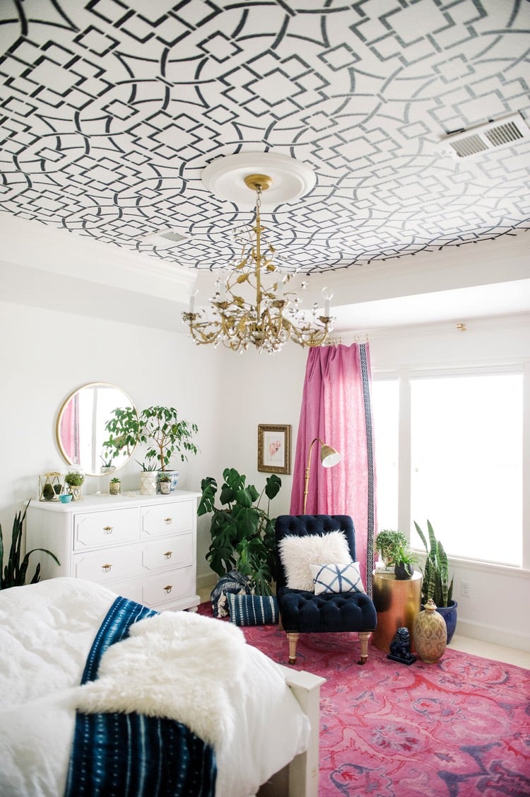 comment peindre un plafond -motif-pochoir-noir-blanc-chambre-coucher