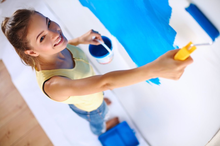 comment peindre un plafond -outillage-rouleau-peindre-peinture-bleue