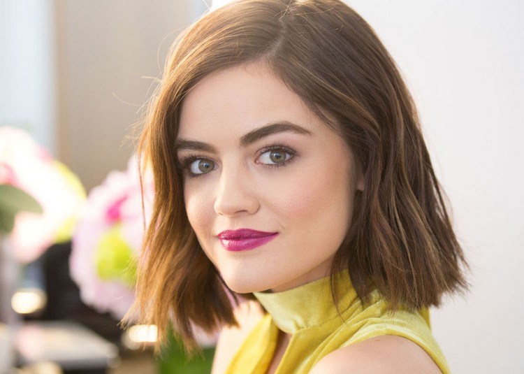 coupe-carré-fake-bob-lucy-hale-court-brushing-lisse