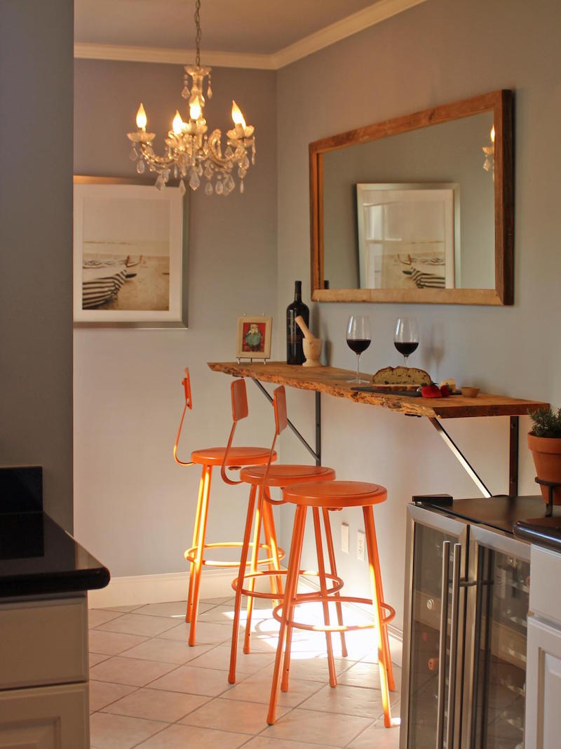 cuisine avec bar mural-bois-brut-tabourets-hauts-dossiers-orange-lustre