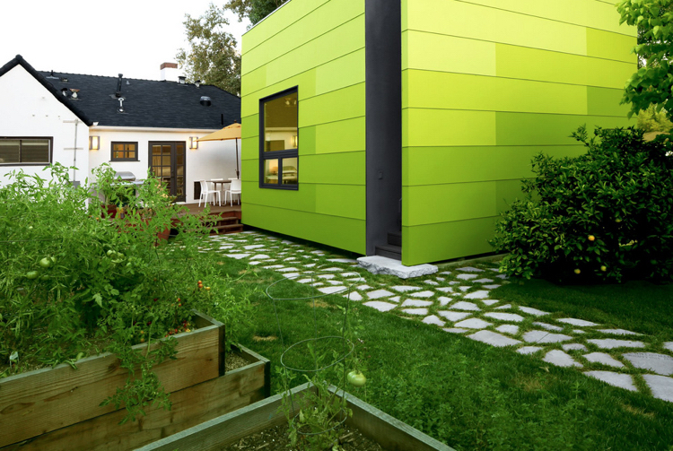 dalles aléée de jardin-joints-plantés-maison-conteneur-dégradé-vert