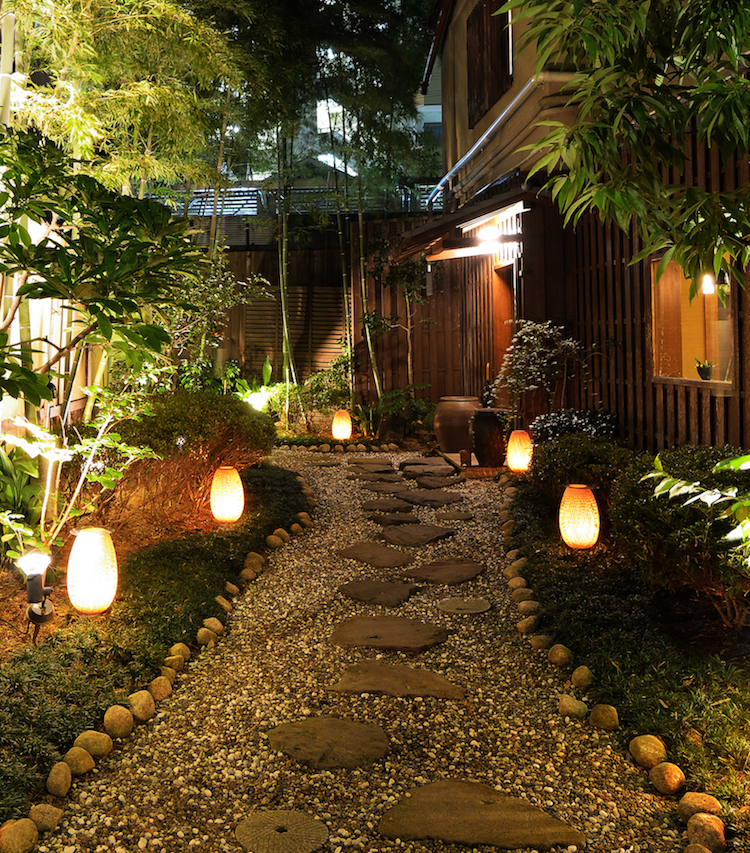 design-extérieur-allée-jardin-pas-japonais-lanternes-LED-bornes-lumineuses