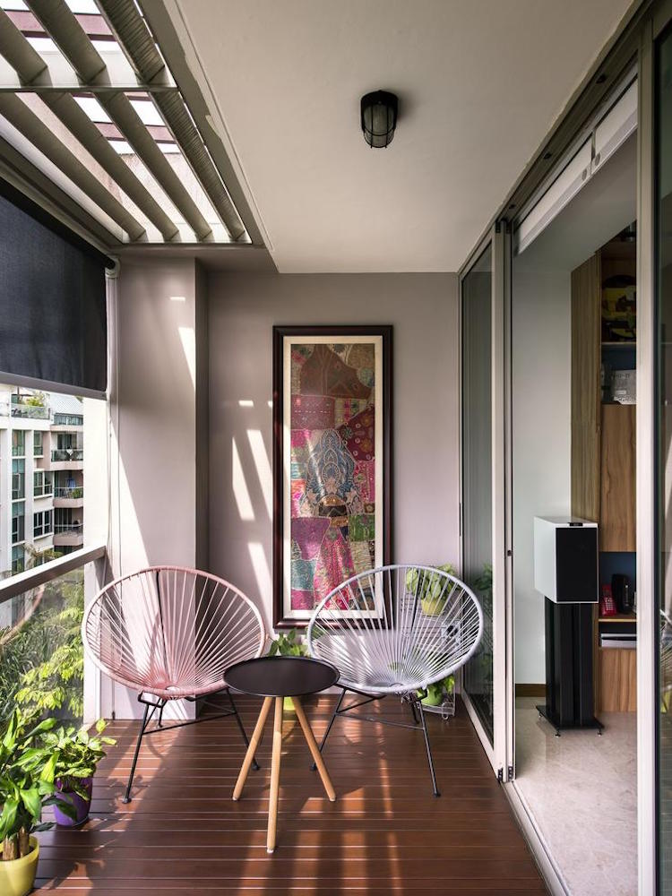 design-extérieur-balcon-fauteuils-Acapulco-table-tripode-tableau