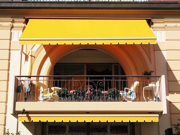 design-extérieur-balcon-store-banne-avec-lambrequin-jaune-moutarde