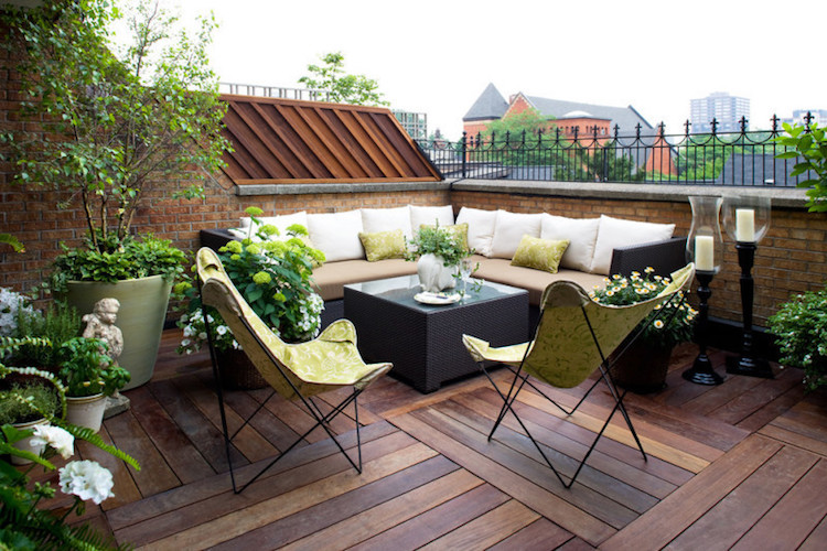 design extérieur balcon-toit-terrasse-canapé-angle-chaises-pliantes