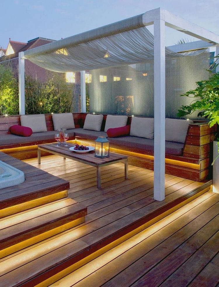 design-extérieur-terrasse-bois-éclairage-indirect-rubans-lumineux