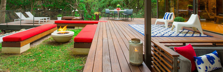 design-extérieur-terrasse-bois-tapis-extérieur-bancs-vasque-feu-ronde