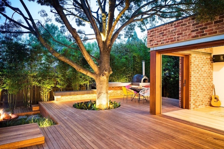 design-extérieur-terrasse-bois-trou-arbre-éclairage-accentuation-indirect