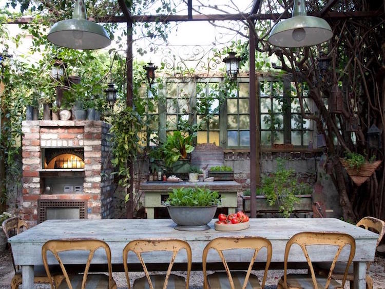 design-extérieur-terrasse-campagne-chic-table-chaises-anciennes-lampes-métalliques