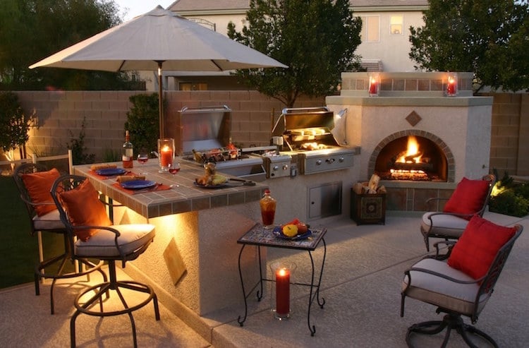 design-extérieur-terrasse-cheminée-cuisine-été-barbecue-meubles-métal