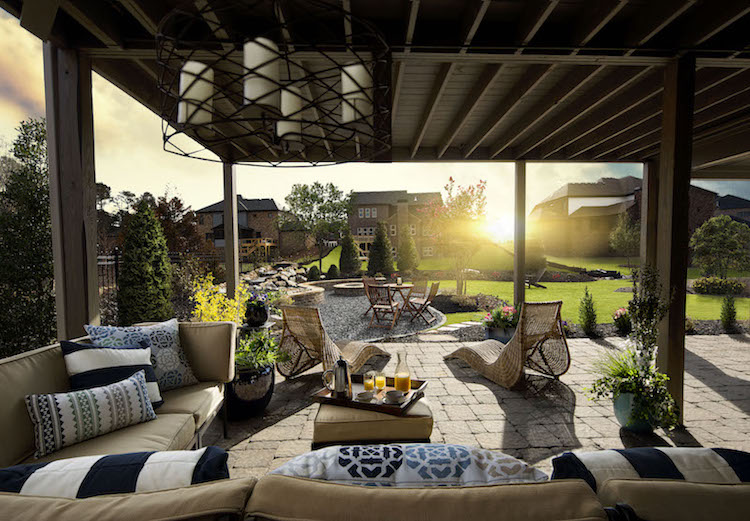 design-extérieur-terrasse-couverte-idées-meubles-élégants-coussins-déco