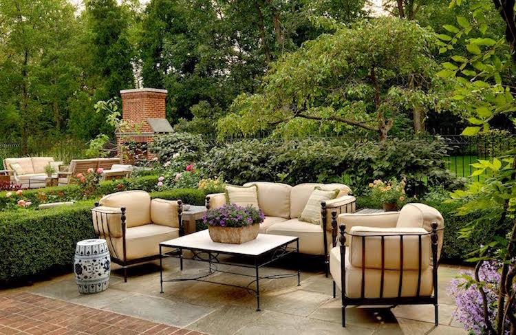 design-extérieur-terrasse-jardin-exotique-canapé-fauteuils-table-fer-forgé