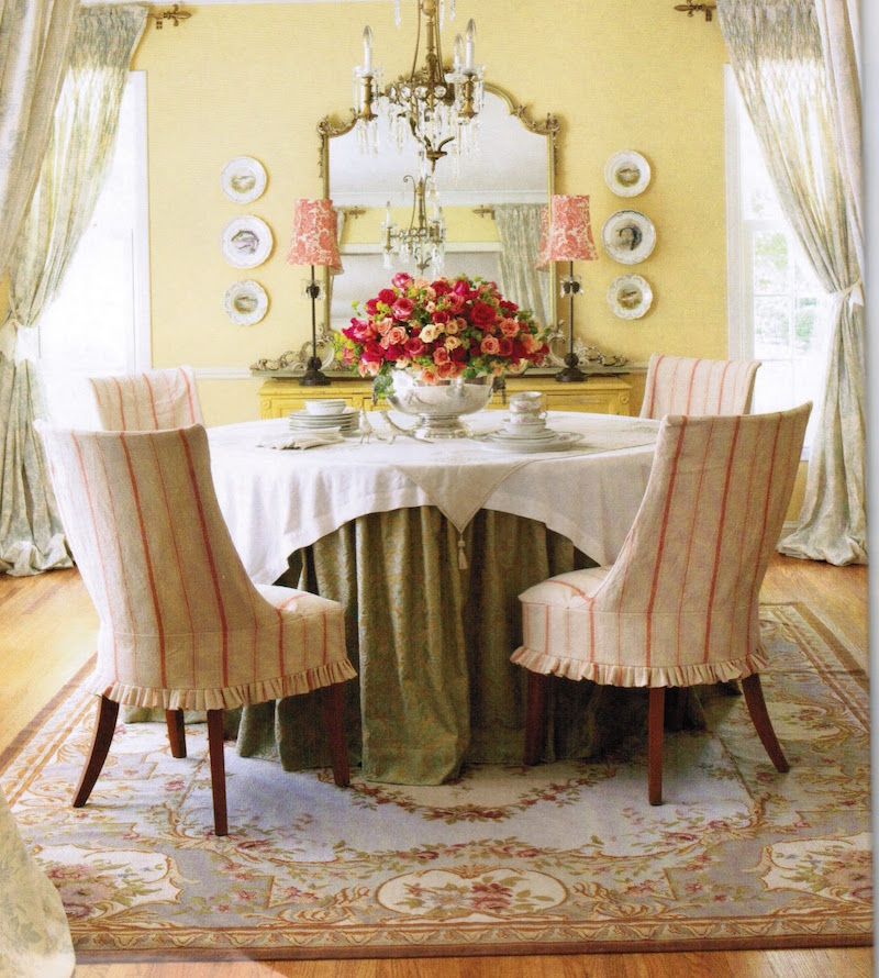 déco-campagne-chic-romantique-salle-manger-table-ronde-chaises-style-provençal