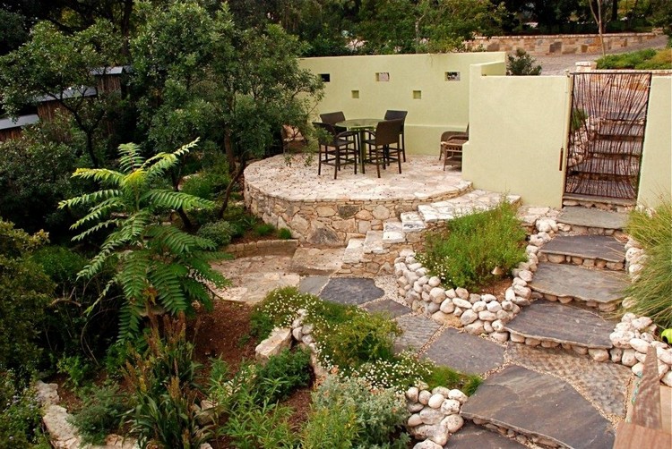 décoration-jardin-extérieur-allée-pierre-patio-plantes-arbres