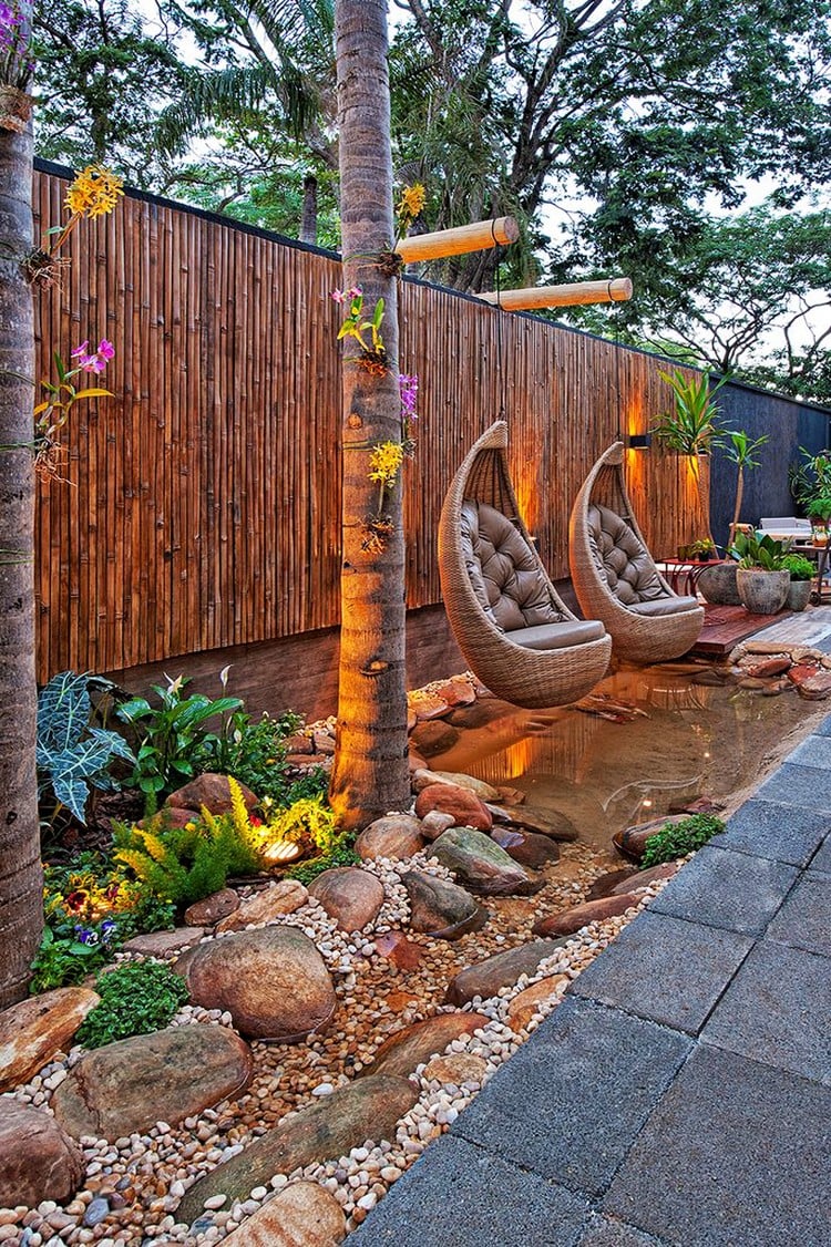 décoration-jardin-extérieur-fauteuils-suspendus-clôture-bois