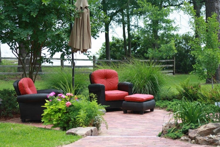 décoration-jardin-extérieur-meubles-rotin-teinté-galettes-siège-rouges