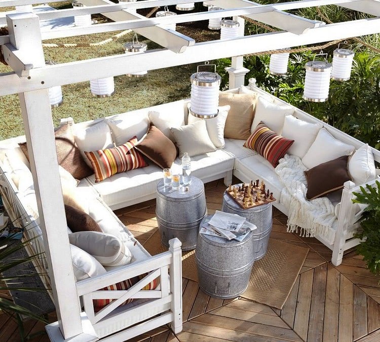 décoration-jardin-extérieur-patio-pergola-bois-blanc-meubles