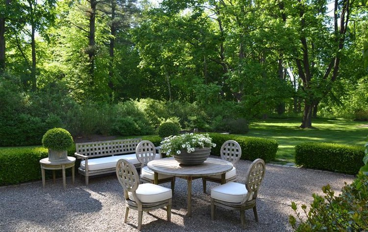 décoration-jardin-extérieur-patio-terrasse-table-ronde-chaises