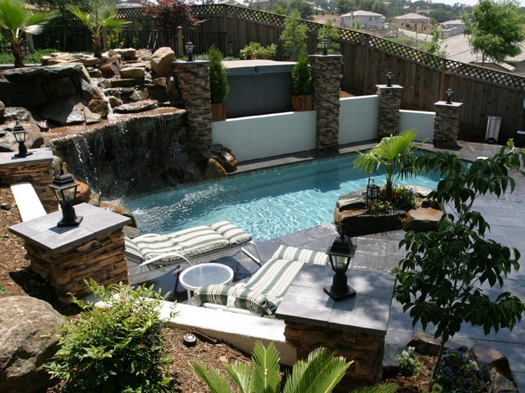 décoration-jardin-extérieur-piscine-moderne-cascade