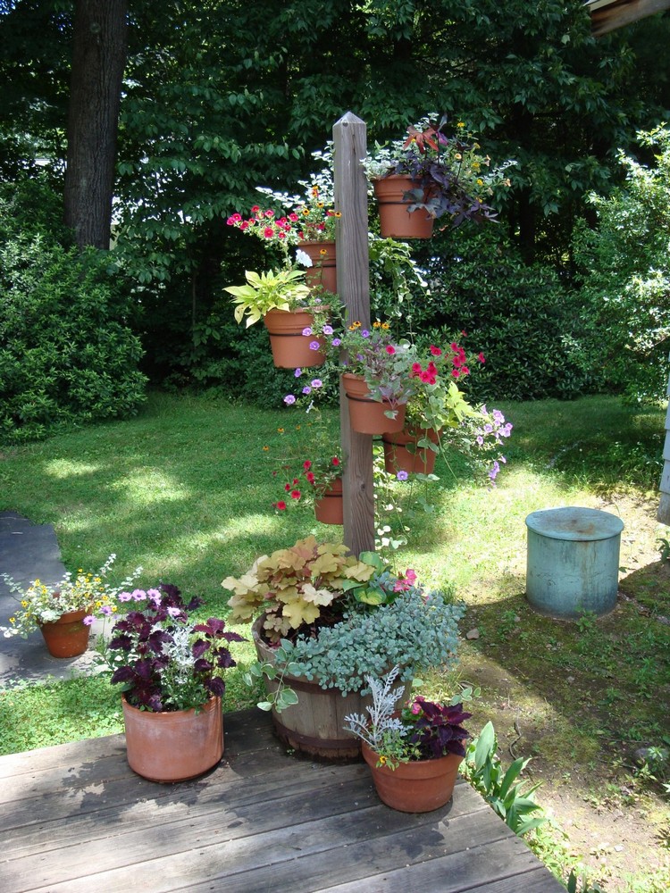 décoration-jardin-extérieur-sol-bois-pots-terre-cuite