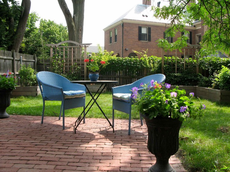 décoration-jardin-extérieur-sol-pavés-terre-cuite-meubles-rotin-bleu