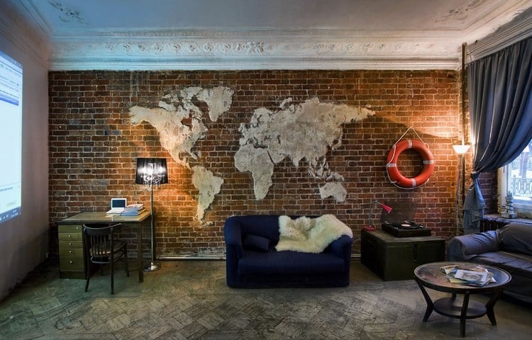 décoration-murale-industrielle-carte-monde-canapé-rideaux