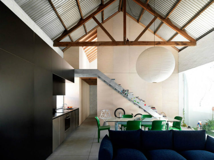 entrepôt-relooké-loft-industriel-chic-plafond-tôle-Richard-Peters-Associates