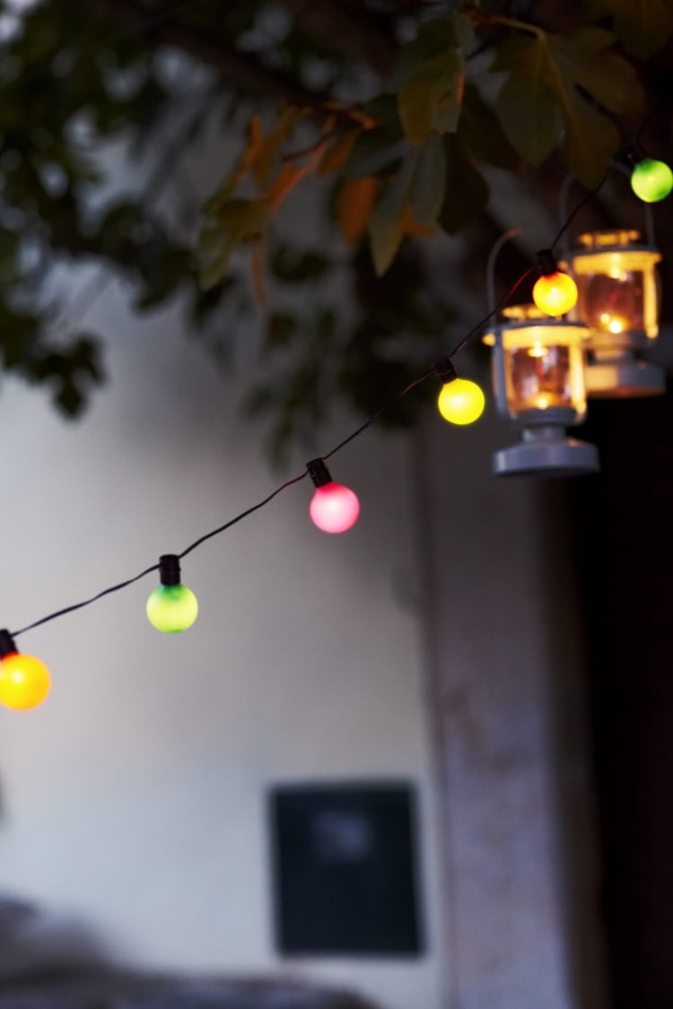 éclairage de jardin décoratif-guirlande-lumineuse-ampoules-colorées-lanternes
