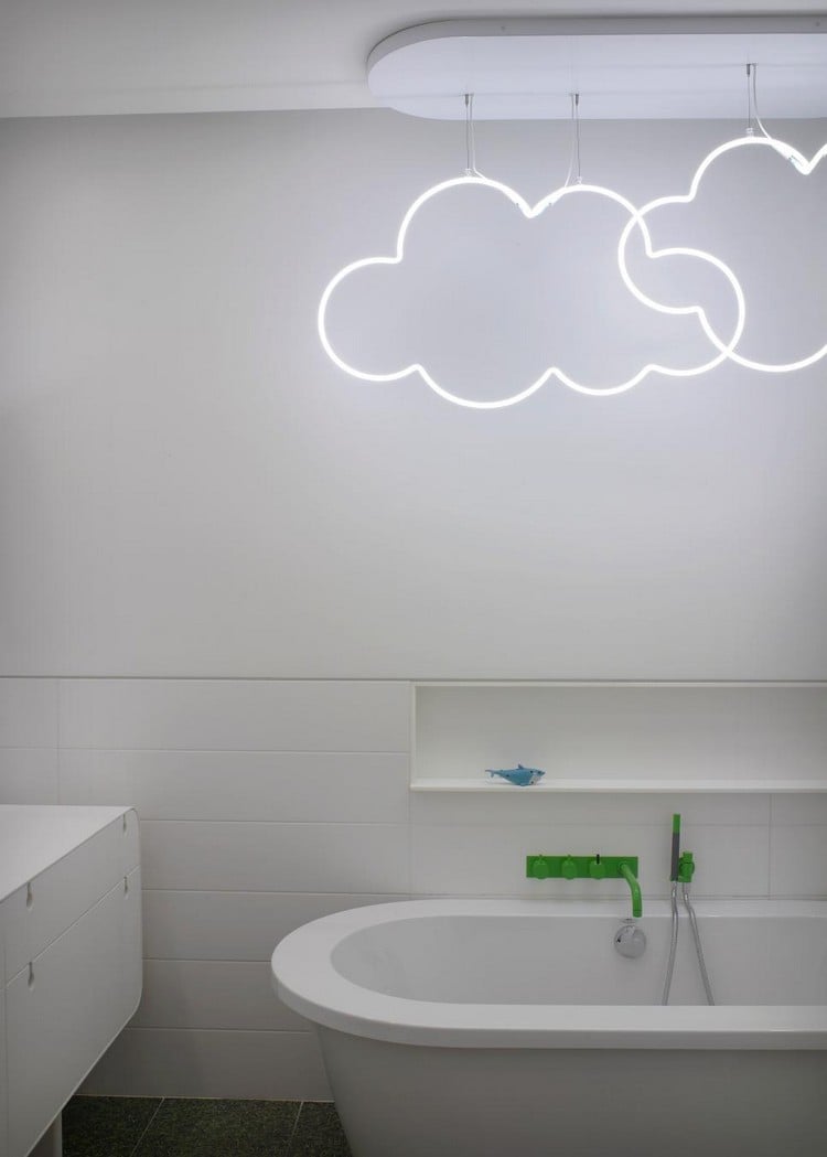 éclairage-salle-bains-au-dessus-baignoire-lampes-nuages-néon