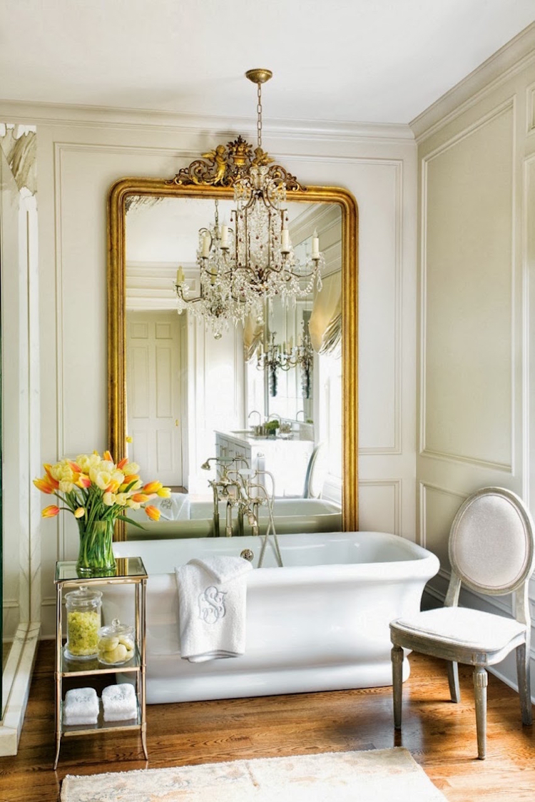 grand miroir vintage -cadre-bois-salle-bains-lustre-vintage
