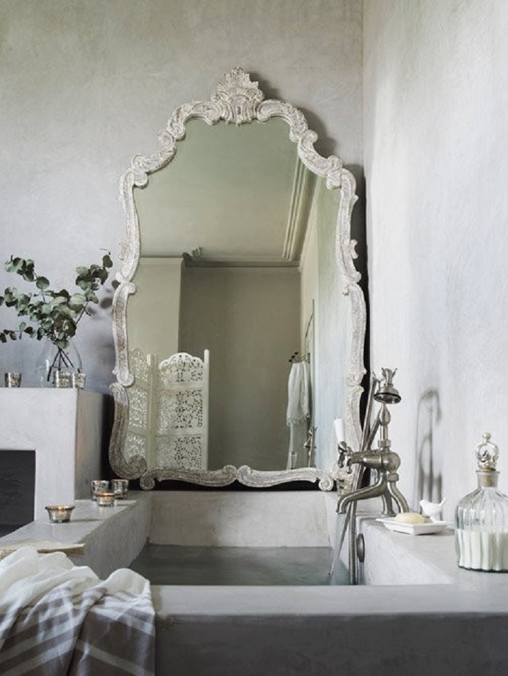 grand miroir vintage -cadre-bois-sculpté-aspect-vieilli-baignoire-ciment