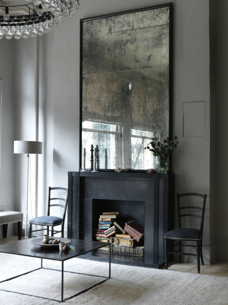 grand miroir vintage -mercurisé-cadre-noir-cheminée-noire-table-basse-métal