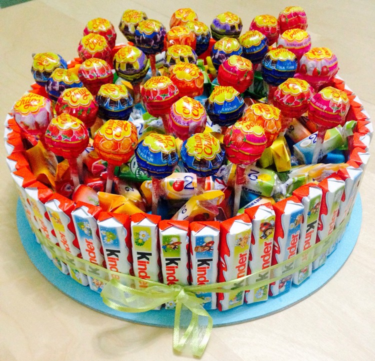 gâteau de bonbons anniversaire-enfants-kitkats-idées