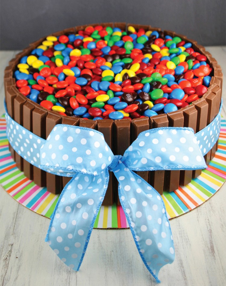 gâteau-bonbons-mnms-bâtons-chocolat-idées