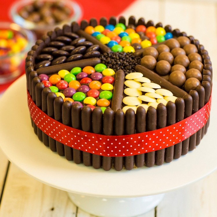 gâteau-bonbons-orné-bâtons-chocolat-mnms-multicolores