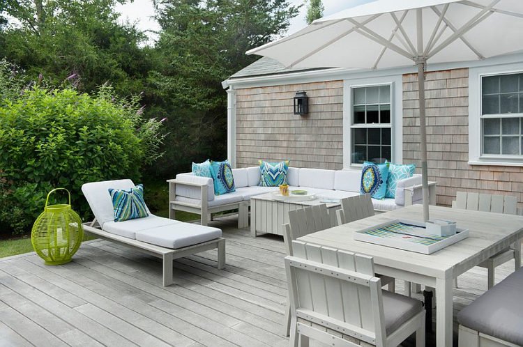 idee deco terrasse -amenagement-terrasse-salon-jardin-bois-blanchi-parasol-blanc