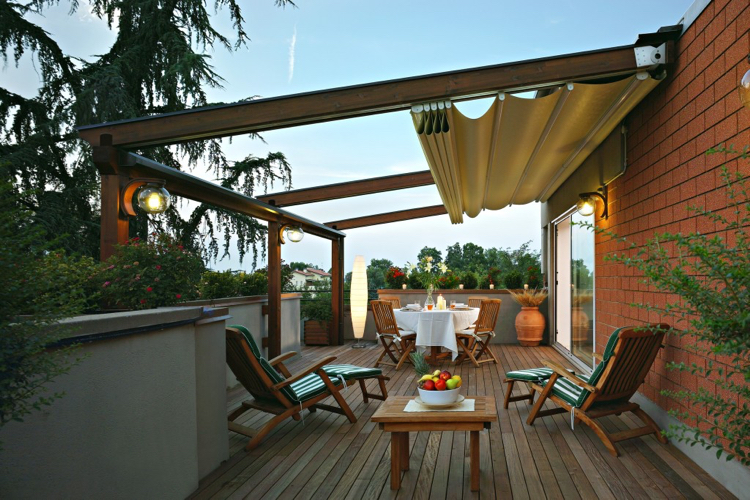 en bois aménagée avec un salon de jardin haut de gamme et des en bois aménagée avec un salon de jardin haut de gamme et des