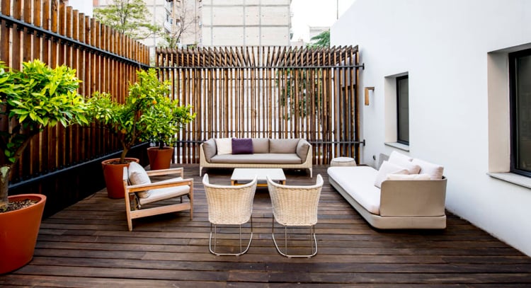idee deco terrasse -brise-vue-bois-moderne-salon-jardin-luxe-agrumes