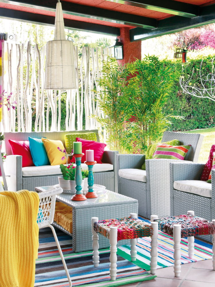 idee deco terrasse -coussins-tapis-extérieur-salon-jardin-résine-tressée-gris-clair
