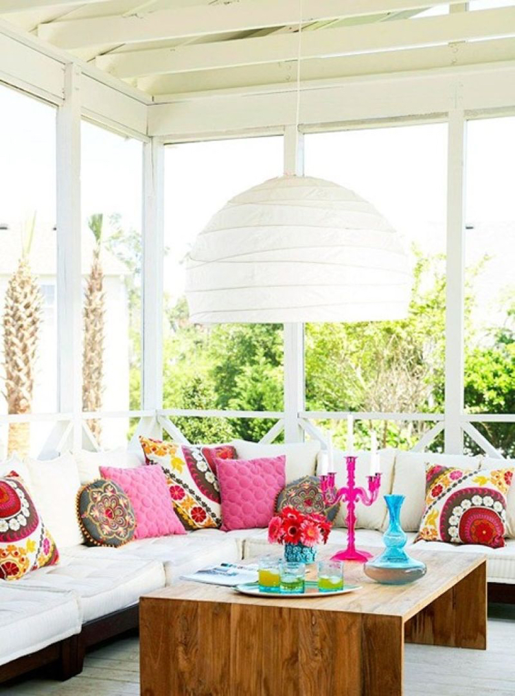 idee deco terrasse -couverte-déco-coussins-couleurs-vives-table-basse-bois-massif