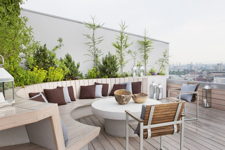 idee deco terrasse -moderne-banquette-ovale-bois-coussins-décoratifs-table-basse-béton