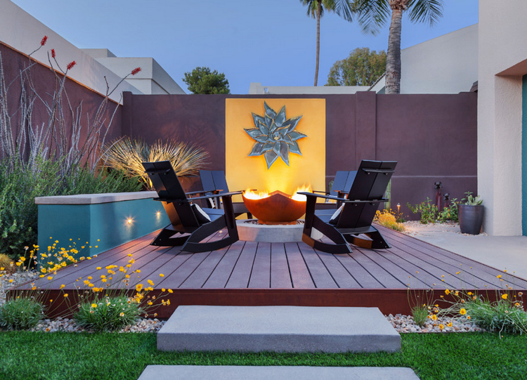 idee deco terrasse -moderne-vasque-feu-fauteuils-bascule-bois-sculpture-jardin