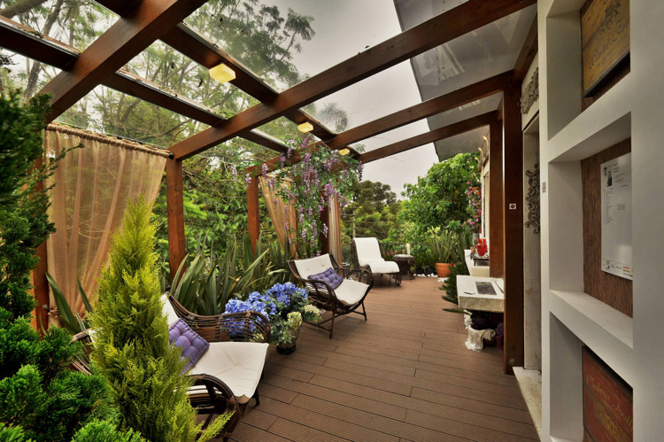 idee deco terrasse -pergola-adossée-moderne-fauteuils-jardin-bois