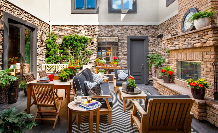 idee deco terrasse -pierre-parement-tapis-extérieur-mobilier-jardin-bois