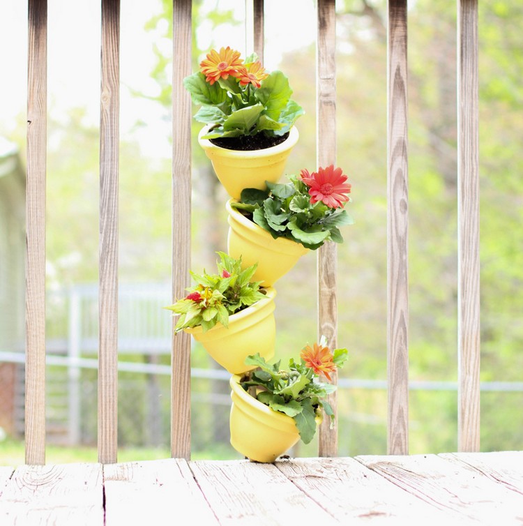 jardin-balcon-verticale-pots-fleurs-superposés-colorés-jaune