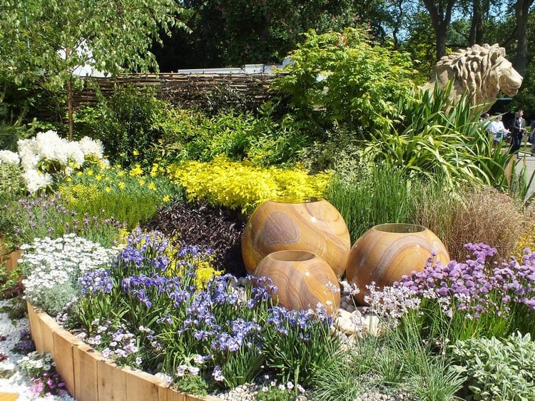 jardin-contemporain-déco-cruches-design-revisité-fleurs