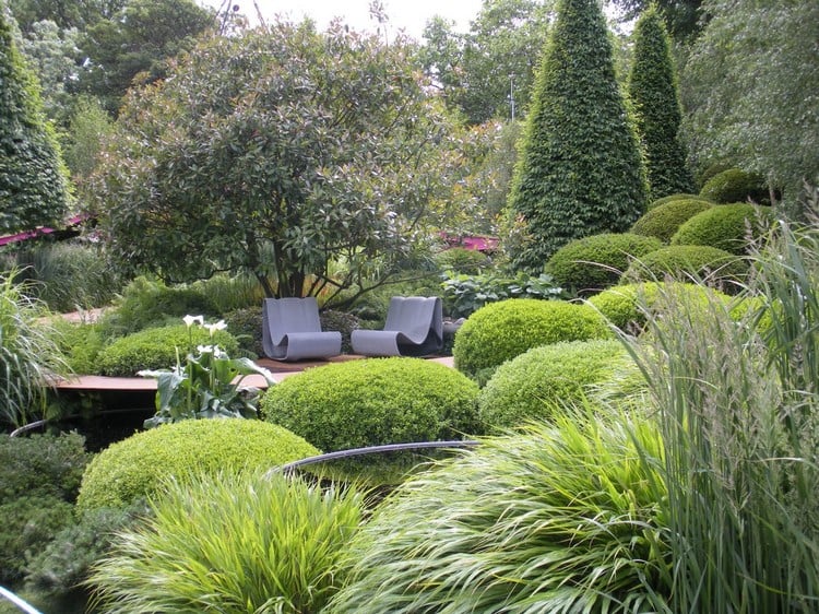 jardin-contemporain-fauteuils-moderne-buis-arbustes-taillés-cônes