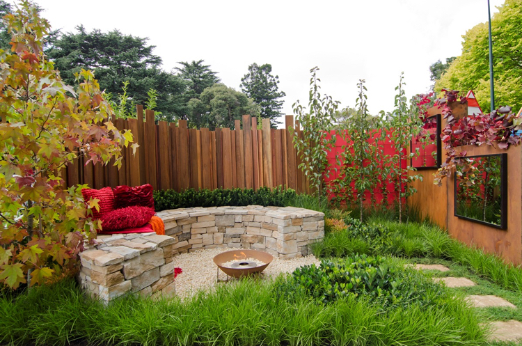 jardin design contemporain -banc-jardin-pierre-clôture-bois-vasque-acier-corten